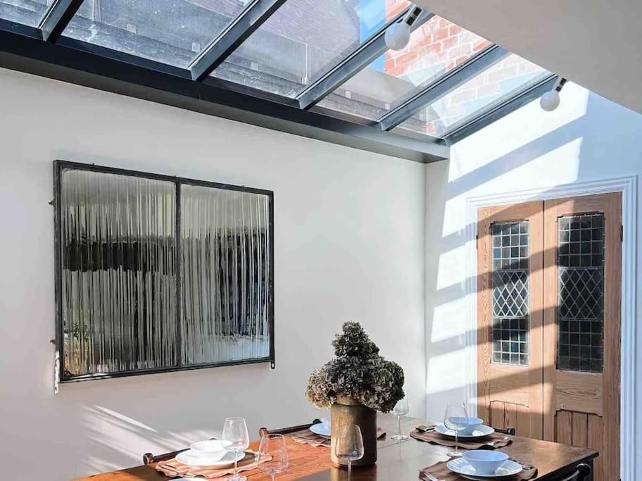 Luxury City Centre Townhouse - Sleeps 6 Chester Exterior photo